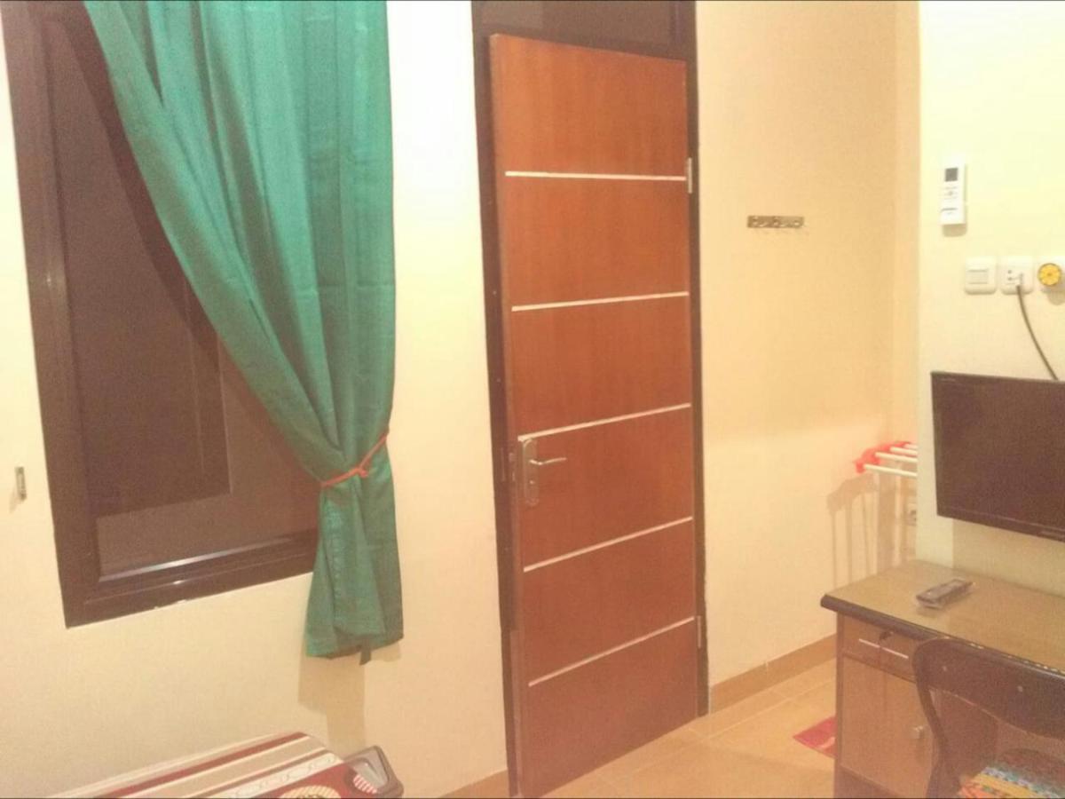 Danyshom Hotel Cikarang Luaran gambar